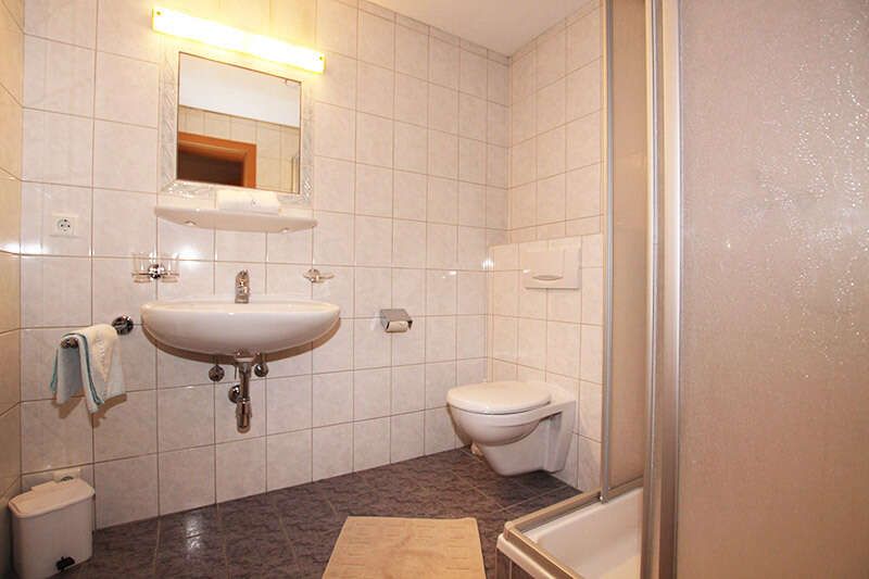 Badezimmer mit Dusche und WC in der Ferienwohnung 3