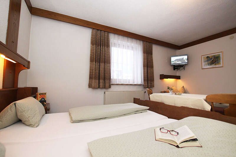 Zimmer 2 mit Doppelbett im Gasthaus Alpenrose