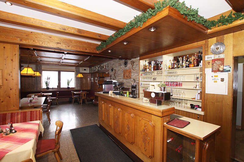 Bar im Gastraum im Gasthof Alpenrosen in Imsterberg