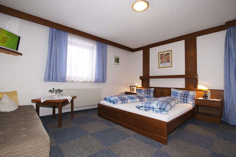 Zimmer 1 mit Doppelbett und Schlafcouch im Gasthaus Alpenrose