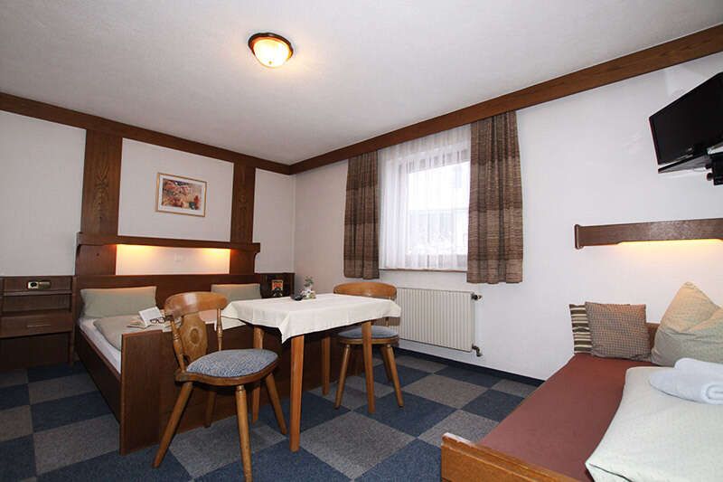 Zimmer 2 mit Doppelbett und Einzelbett im Gasthaus Alpenrose