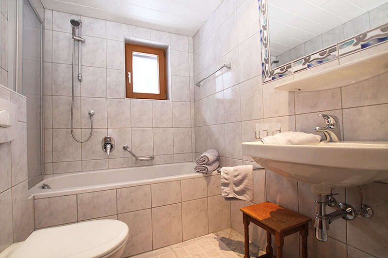 Zimmer 6 mit Badezimmer und Wanne