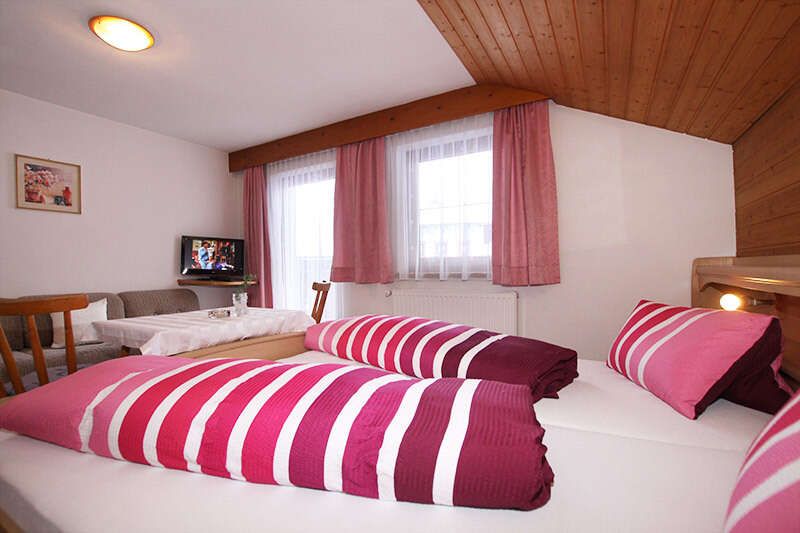 Zimmer 6 mit Doppelbett und Balkon