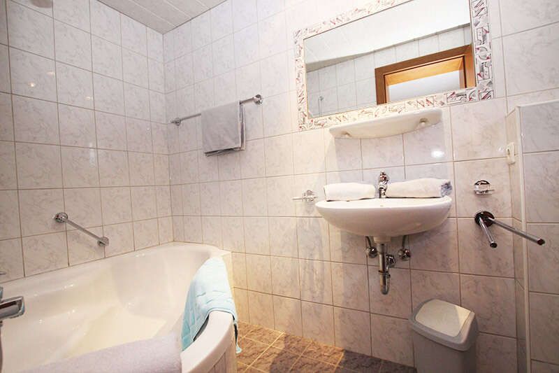 Zimmer 3 mit Badezimmer und Wanne