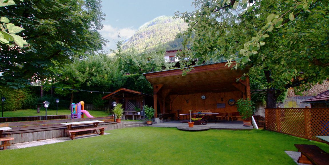 Garten mit Pergola von Gasthof Alpenrose