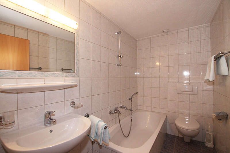 Zusatzzimmer im Appartement mit Badezimmer und Wanne im Gasthaus Alpenrose